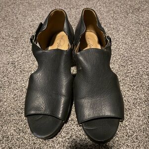 Natural soul Black Open-Toe Leather Sandals- used